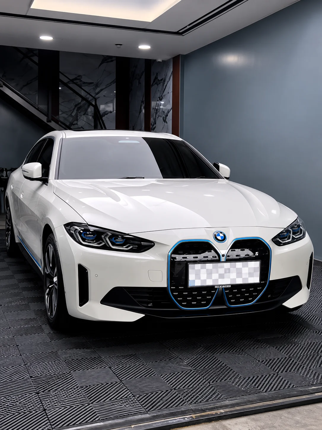 Tampilan depan BMW putih di workshop Kabuki Auto Shop